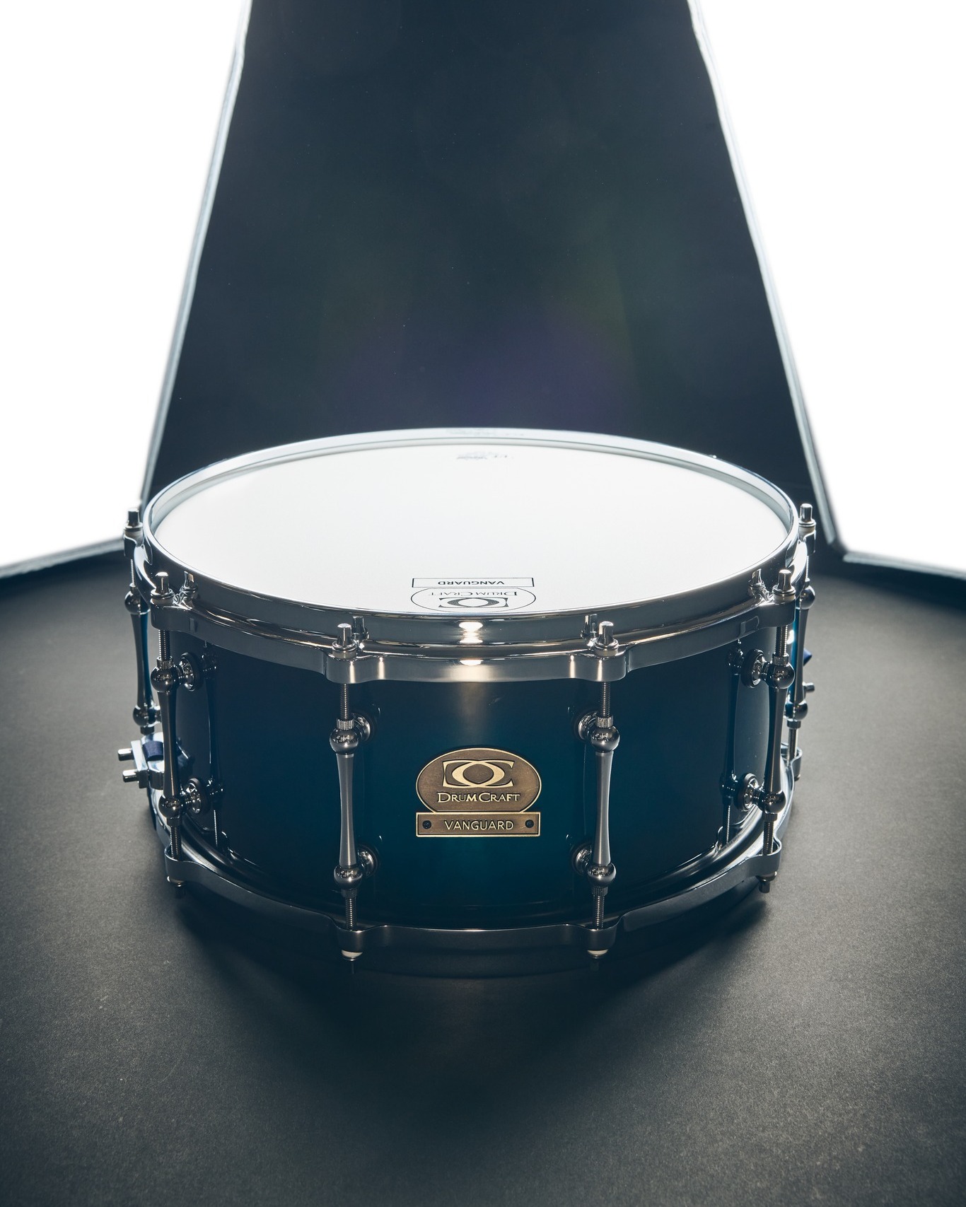 Crafted for detail, built for expression. The 14"x5.5" Vanguard Maple Snare offers a balanced tone with natural warmth and clarity 🥁
.
.
.
#drumcraft #drumcraftdrums #bethepulse #vanguard #vanguardsnares #maple