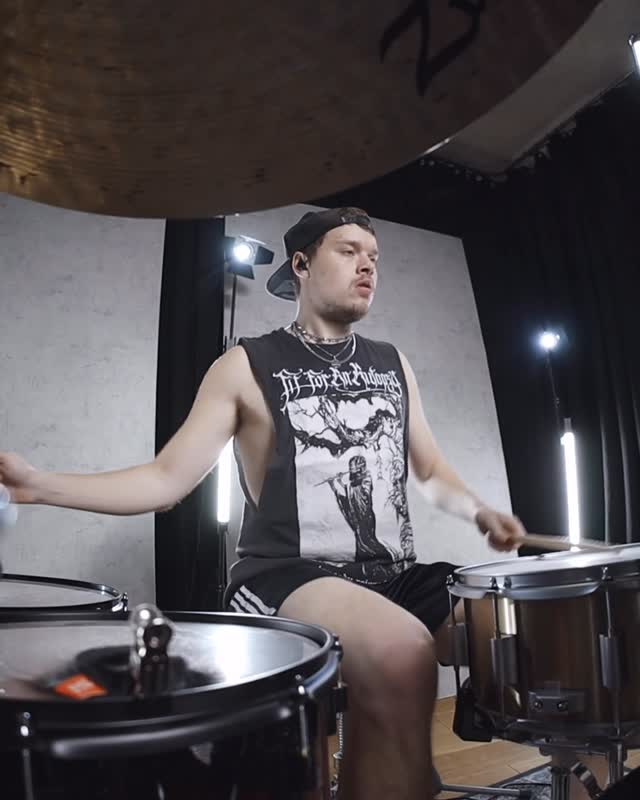 Noah Gerlach unleashes chaos in "Blackout" — relentless blast beats and thunderous double bass drumming shake the stage 🥁
.
.
.
#drumcraft #drumcraftdrums #drums #drummer #drum #blackout #drumcover