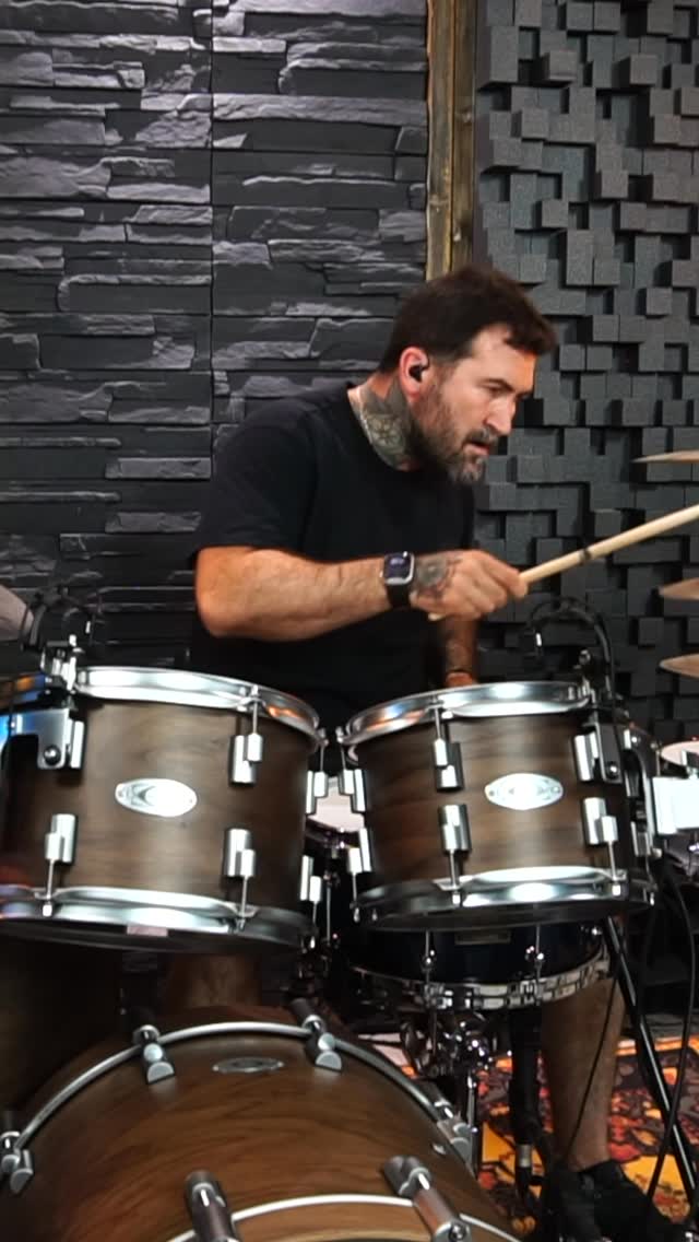 Watch Zeben bring „Warning“ by Incubus to life on his Series 6 kit💥
.
.
.
#drumcraft #deumcraftdrums #bethepulse #zebendrums #warning