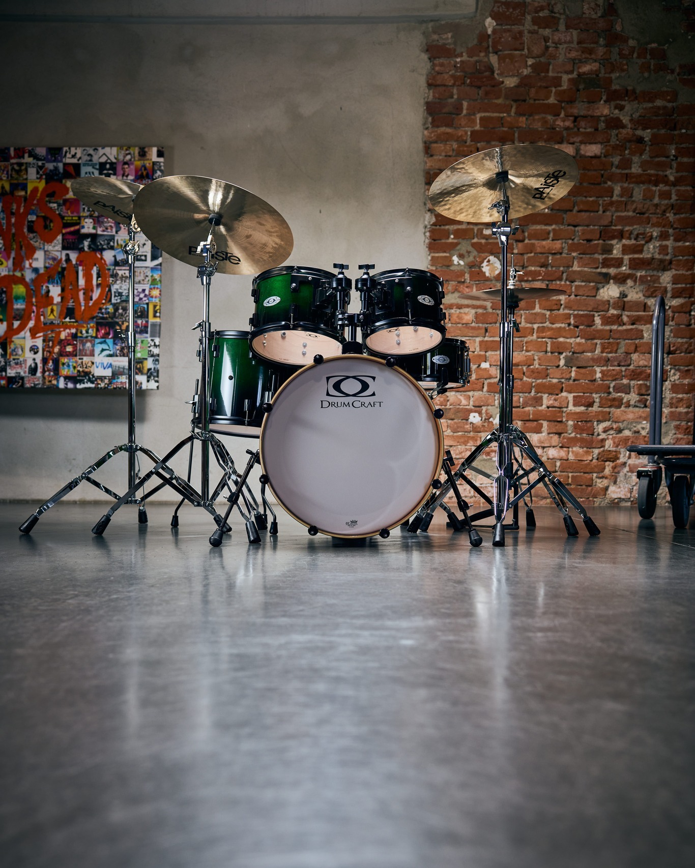 Our DrumCraft Series 4 in Sheerwood Green Fade turns heads before you even hit the first note 🥁
.
.
.
#drumcraft #drumcraftdrums #series4 #bethepulse #drums #drummer #drum #drumset #drumkit