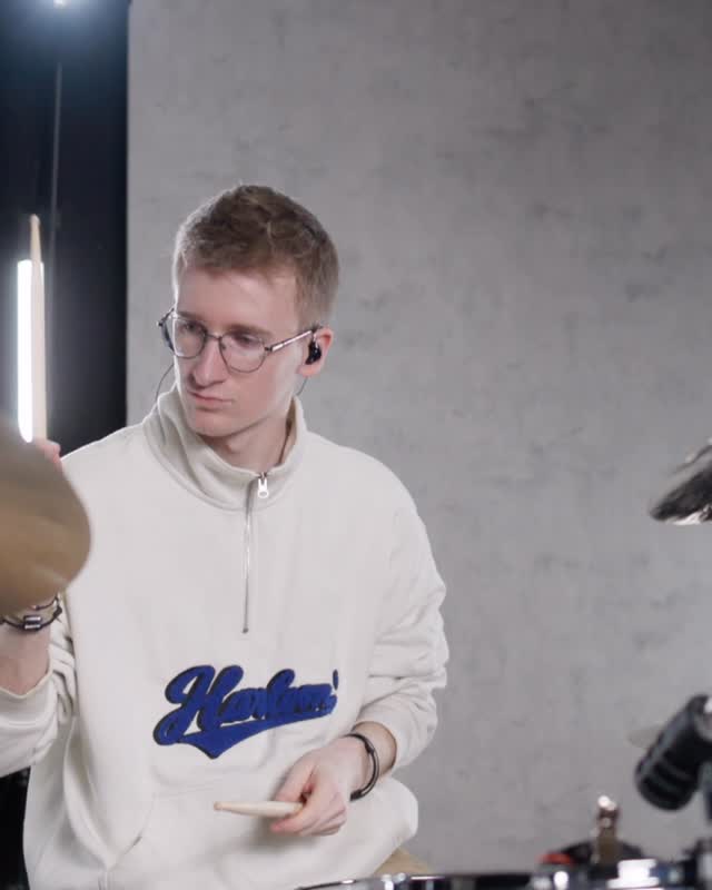 Covered with a soft touch and serious groove.
"This Bliss" gets a laid-back, rhythm-driven twist…
Tune in and let it move you 🥁
.
.
.
#drumcraft #drumcraftdrums #bethepulse #finnkellner #thisbliss