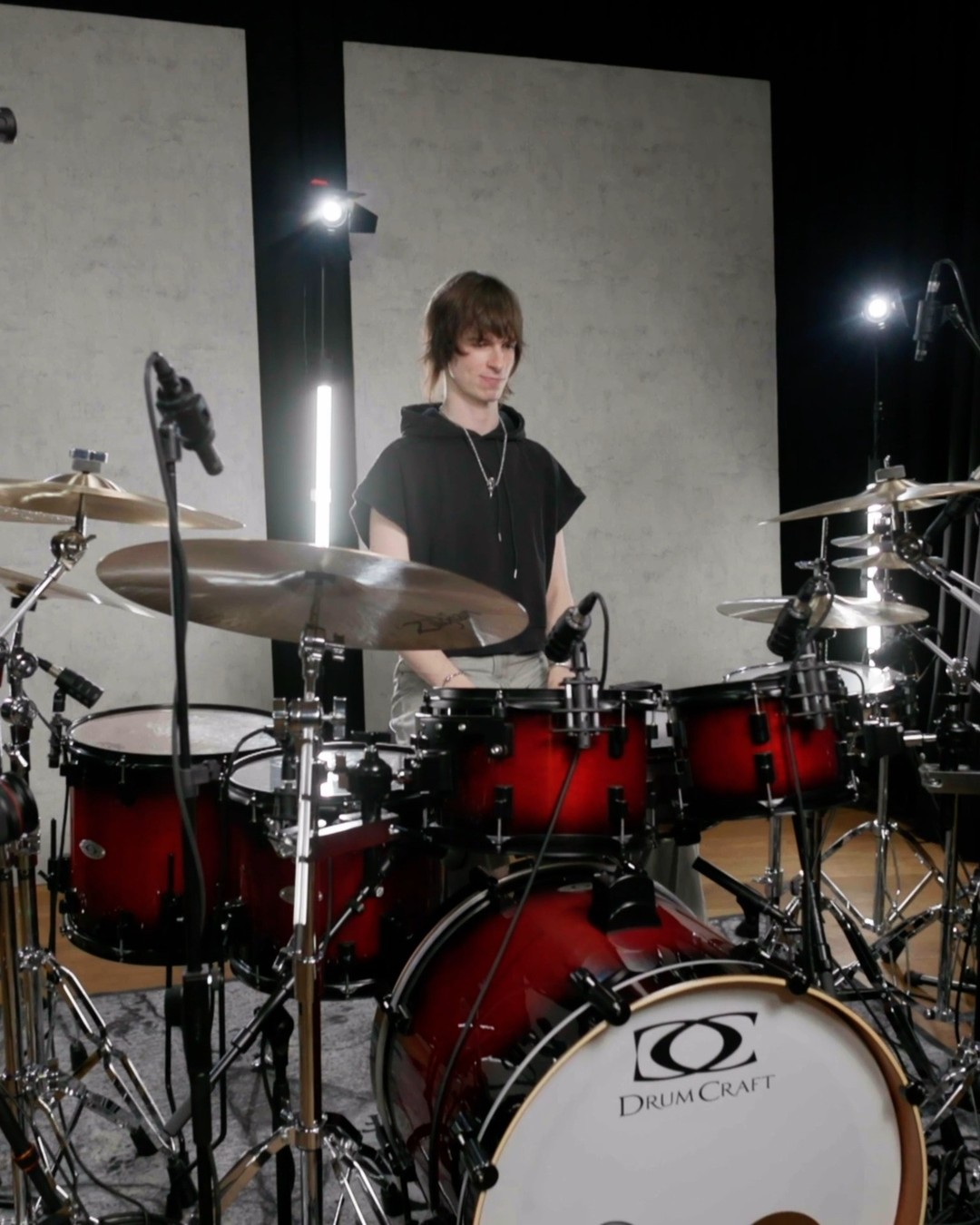 Lilo Prochotta shows their precise drumming and infectious groove on "Blackest Eyes"👁️
They keep the track powerful and perfectly locked in🥁
.
.
.
#drumcraft #drumcraftdrums #bethepulse #lilprochotta #blackesteyes
