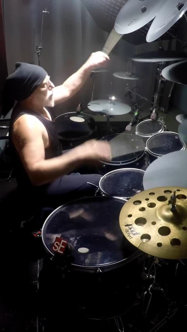 This time, Mike leans back a little and lets the groove of Black Sabbath take over🦇
.
.
.
#drumcraft #drumcraftdrums #bethepulse #miketerrana #blacksabbath