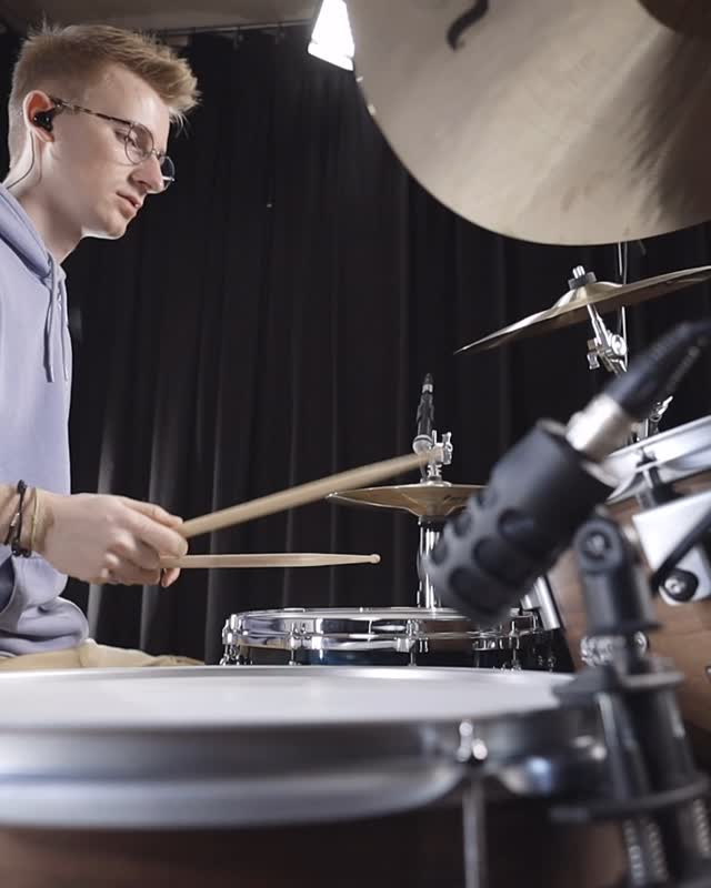 Watch Finn Kellner bring All I Have to life on the beautiful Series 6 set — pure tone, pure feeling 🥁🙌
.
.
.
#drumcraft #drumcraftdrums #bethepulse #drums #drummer #drum #drumset
