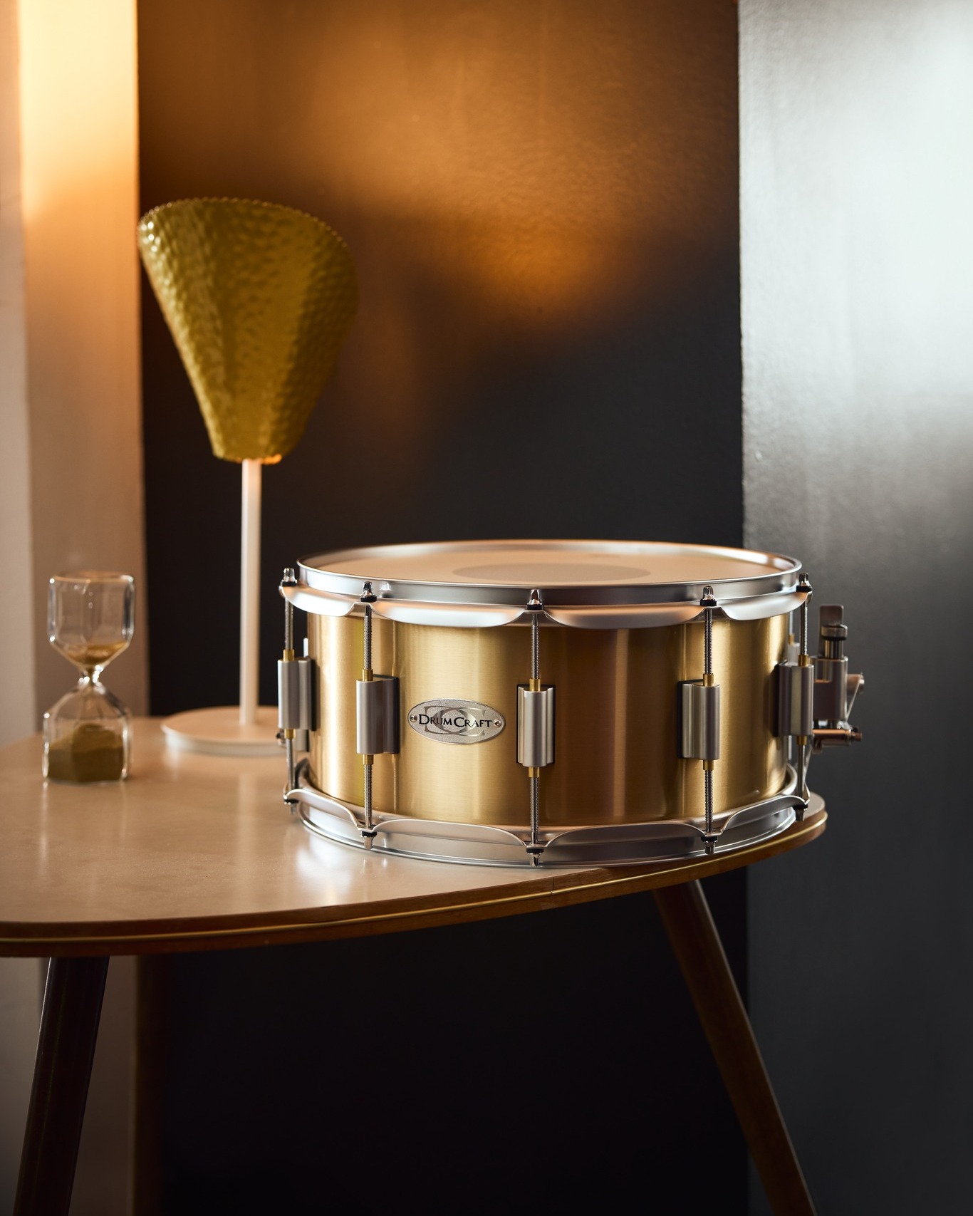 Brass that bites 🧛‍♂️
Our DrumCraft Bell Brass Snare delivers explosive attack, 
rich low-end, and top-tier presence 🥁
.
.
.
#drumcraft #drumcraftdrums #bellbrasssnare #snaredrum #bethepulse #drums #drummer #drum